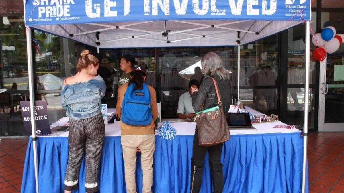 Miami Dade College students register to vote on Tuesday, Oct. 11, 2016.