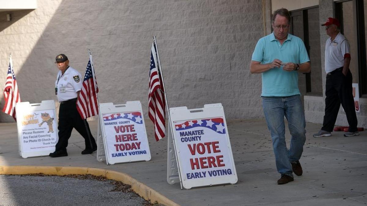 Early voters cast their ballots at the Supervisor of Elections office on 301 Blvd. in Bradenton Monday.