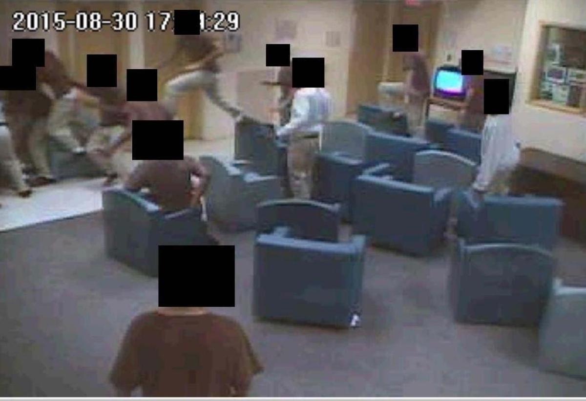 Los jóvenes del centro de internamiento de menores de Miami-Dade se enfrentaron a Elord Revolte en una salvaje paliza que lo dejó moribundo. Algunos jóvenes dijeron que el ataque fue instigado por un miembro del personal, que se molestó con el comportamiento de Elord durante la hora de la comida.