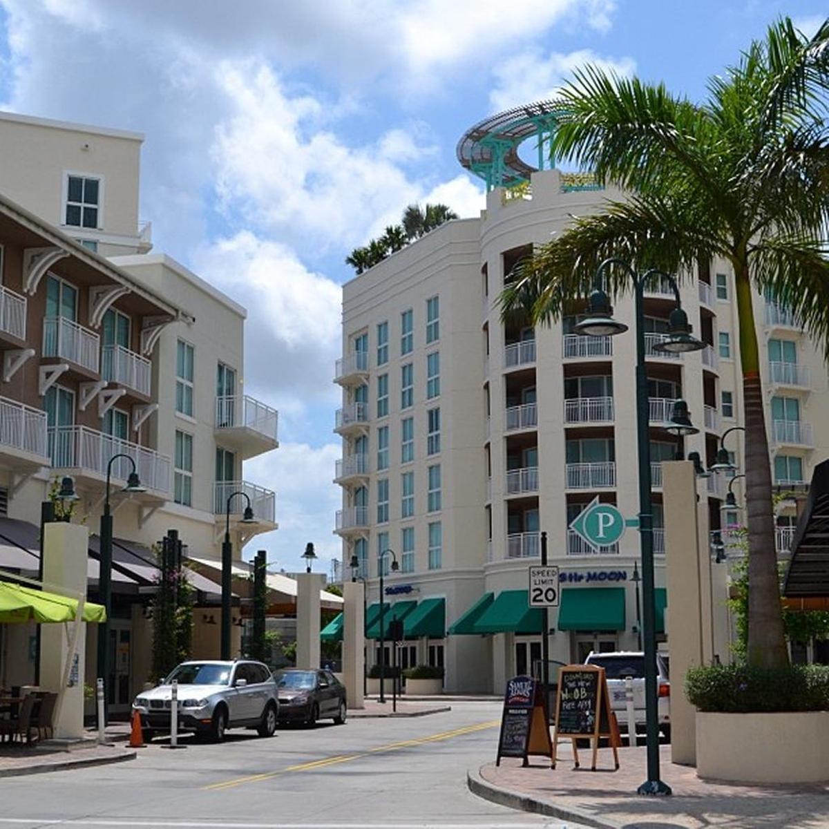 A street in Downtown Dadeland.