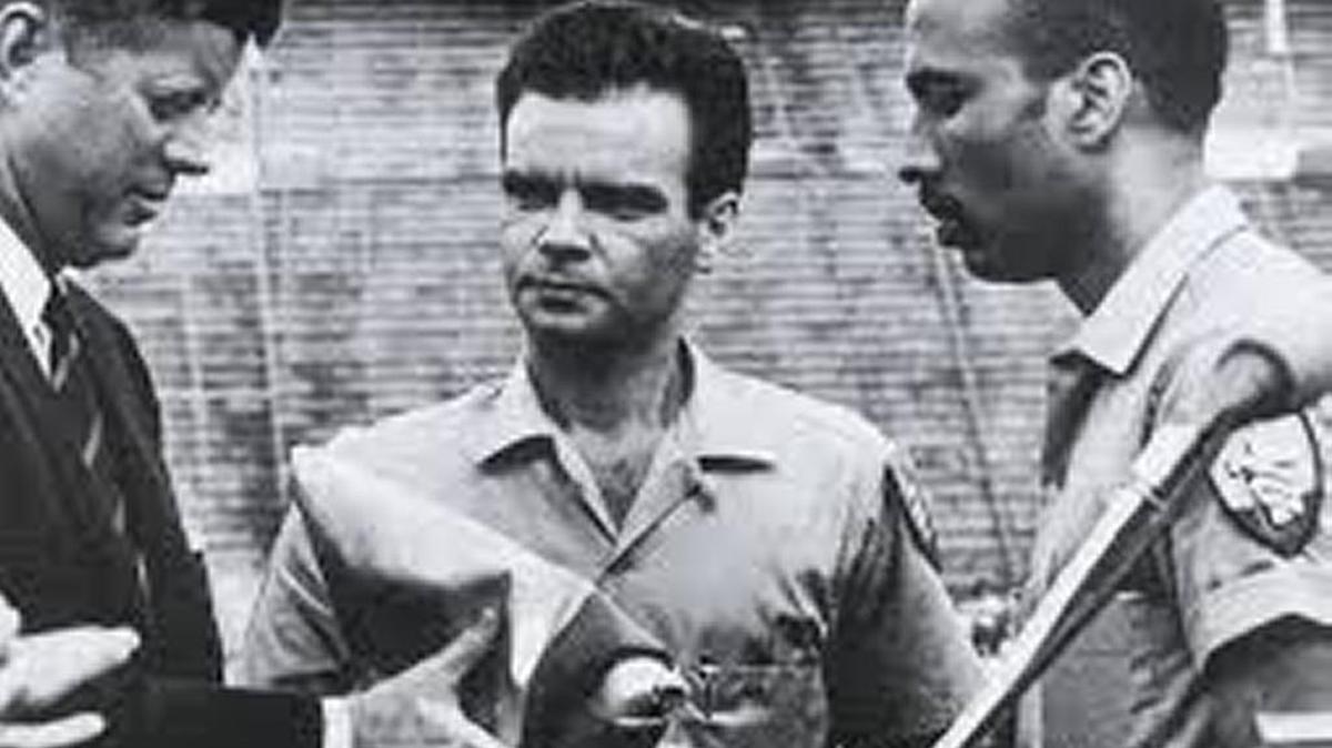 Manuel Artime, centro, el jefe civil de la Brigada 2506, en la expedición de Playa Girón, advirtió del “hambre que vendrá sobre Cuba” con el comunismo. Foto de archivo de Artime con el presidente John F. Kennedy y el brigadista Erneido Oliva en el Orange Bowl en Miami después del fracaso de Girón.
