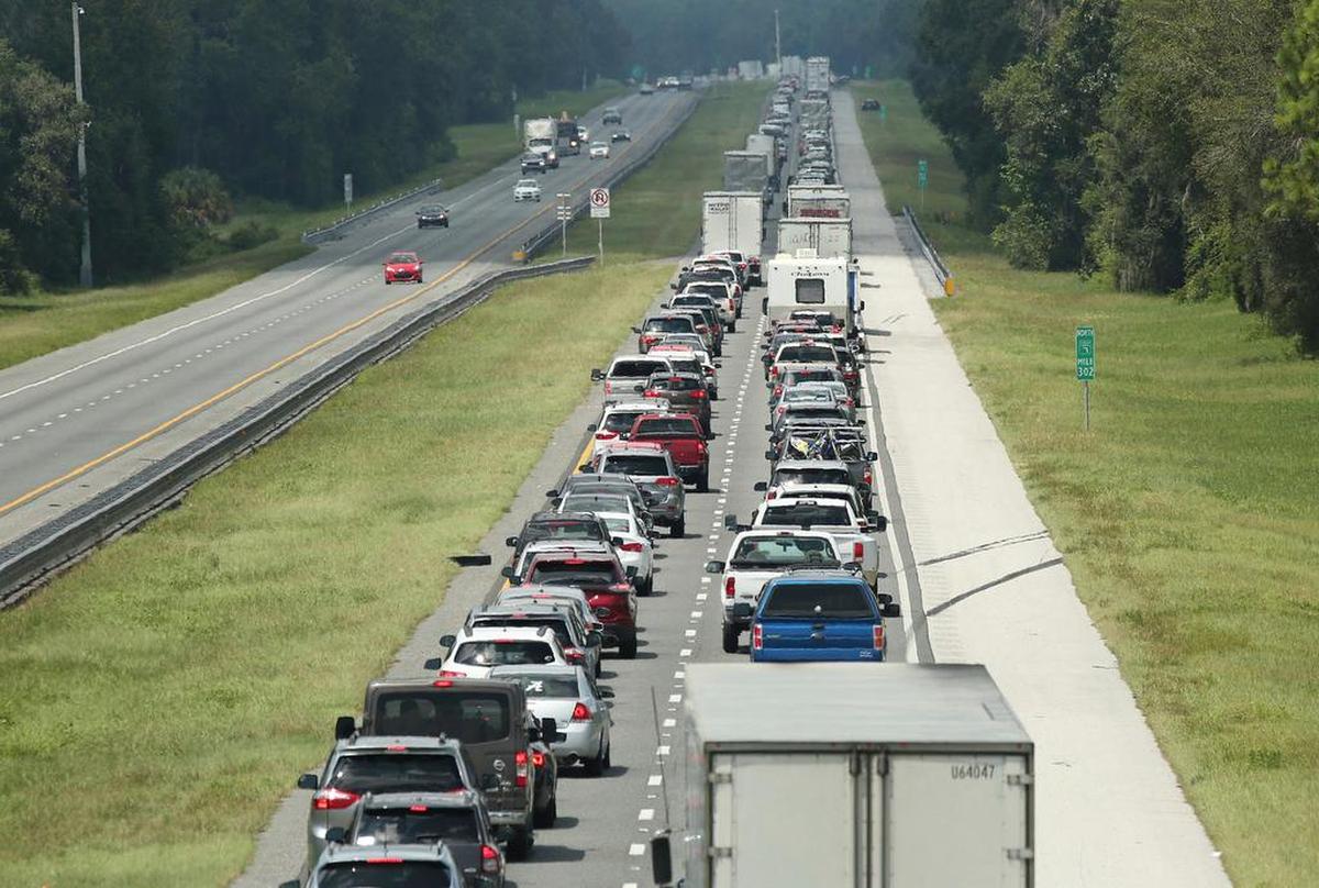 El tráfico avanza lentamente en dirección norte por el Turnpike de la Florida, mientras una gran cantidad de personas huyen del huracán Irma.