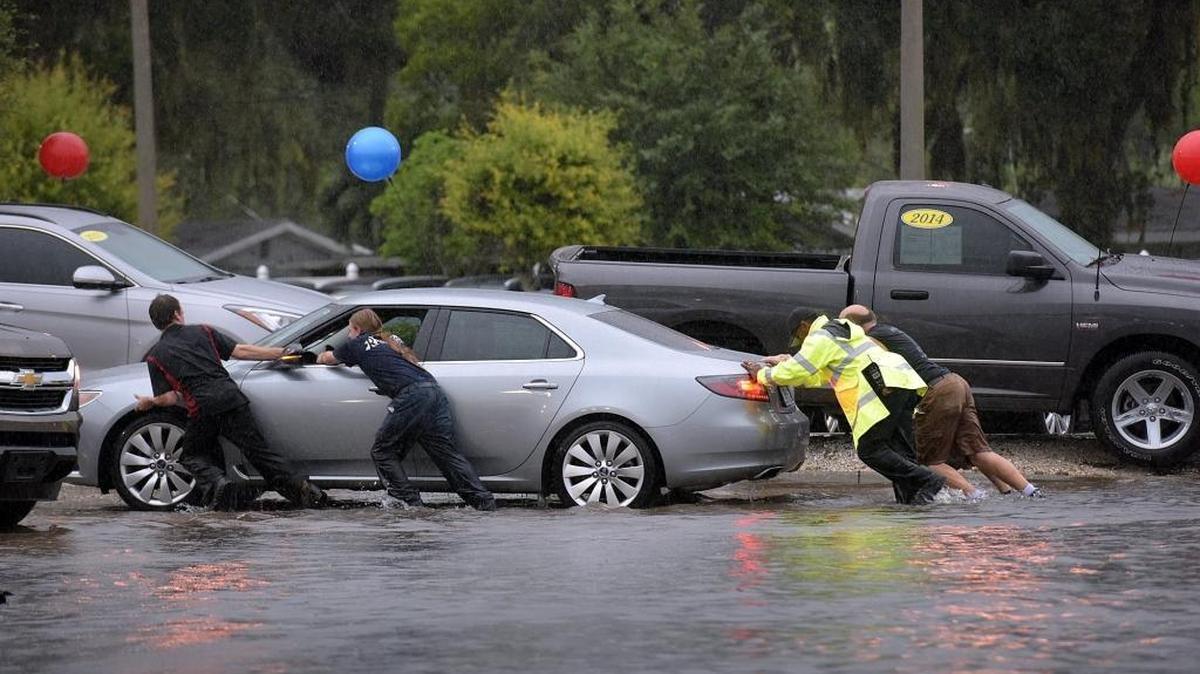 Tropical storm Hermine’s approaching rain bands turned Bradenton roads into a series of flooded areas. A Manatee County deputy and others joined together to push a stranded motorist from the flooded streets of U.S. 41.