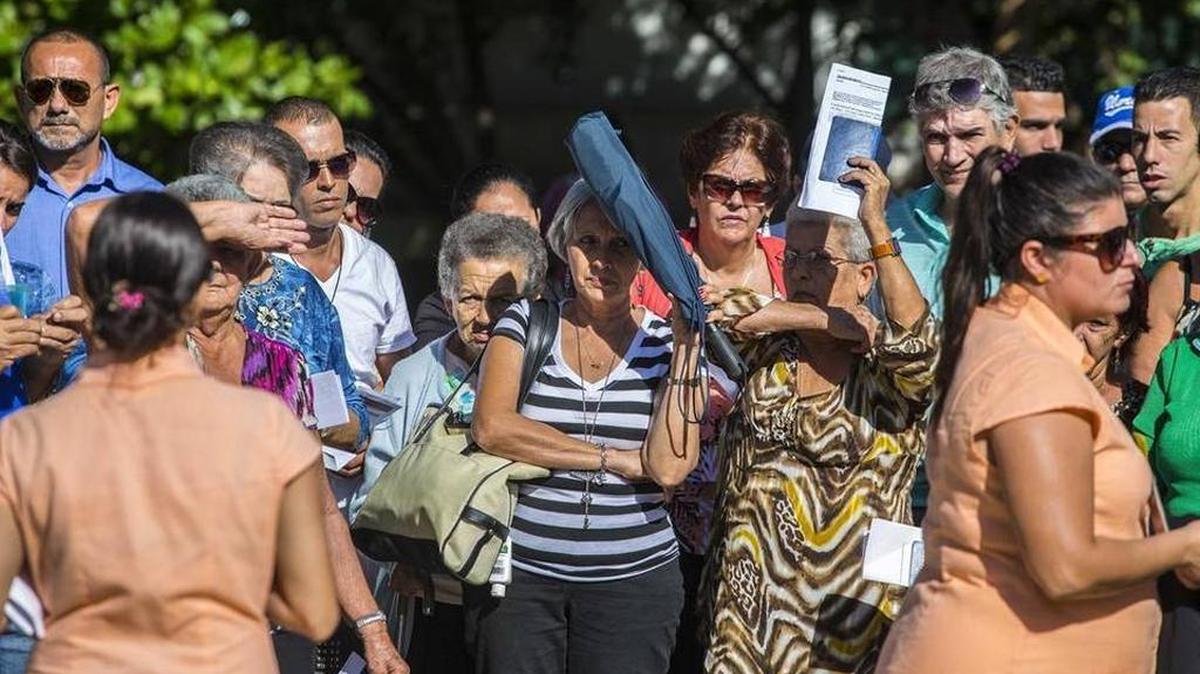 A group of Cubans stand in line outside the U.S. Interests Section in Havana, seeking visas to travel to the U.S.