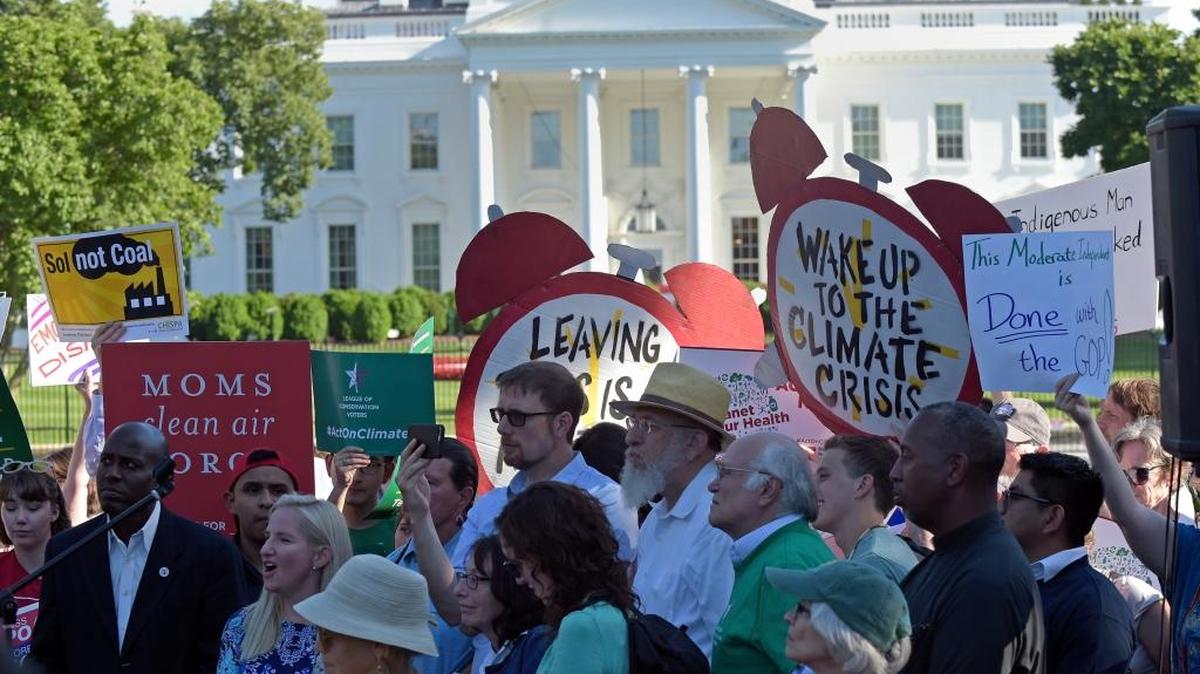 Protesters gather outside the White House in Washington, Thursday, June 1, 2017, to protest President Donald Trump's decision to withdraw the Unites States from the Paris climate change accord.