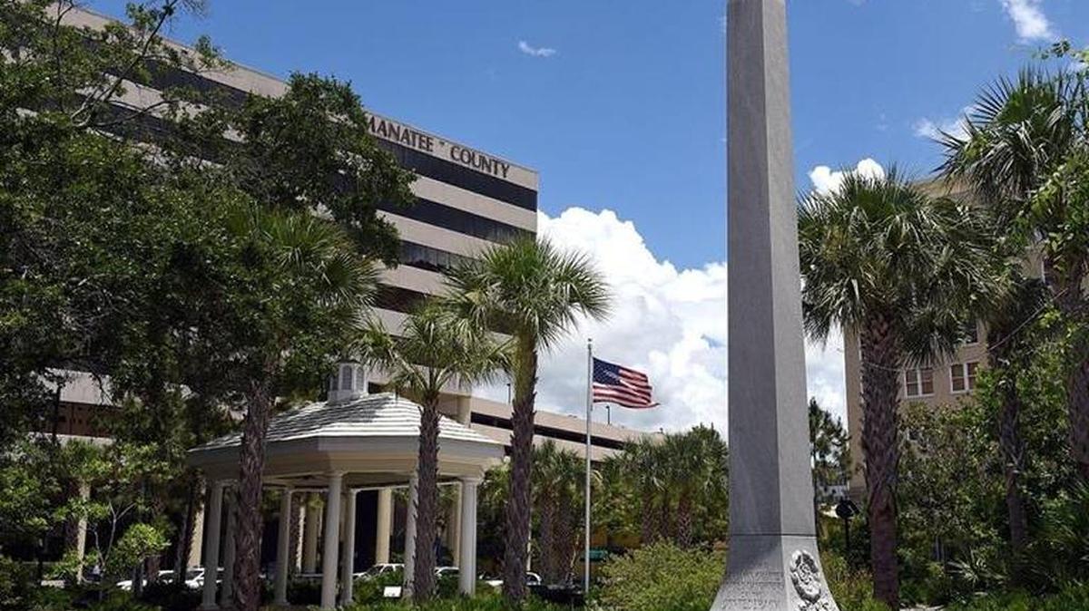 Manatee’s Confederate monument before it was dismantled.