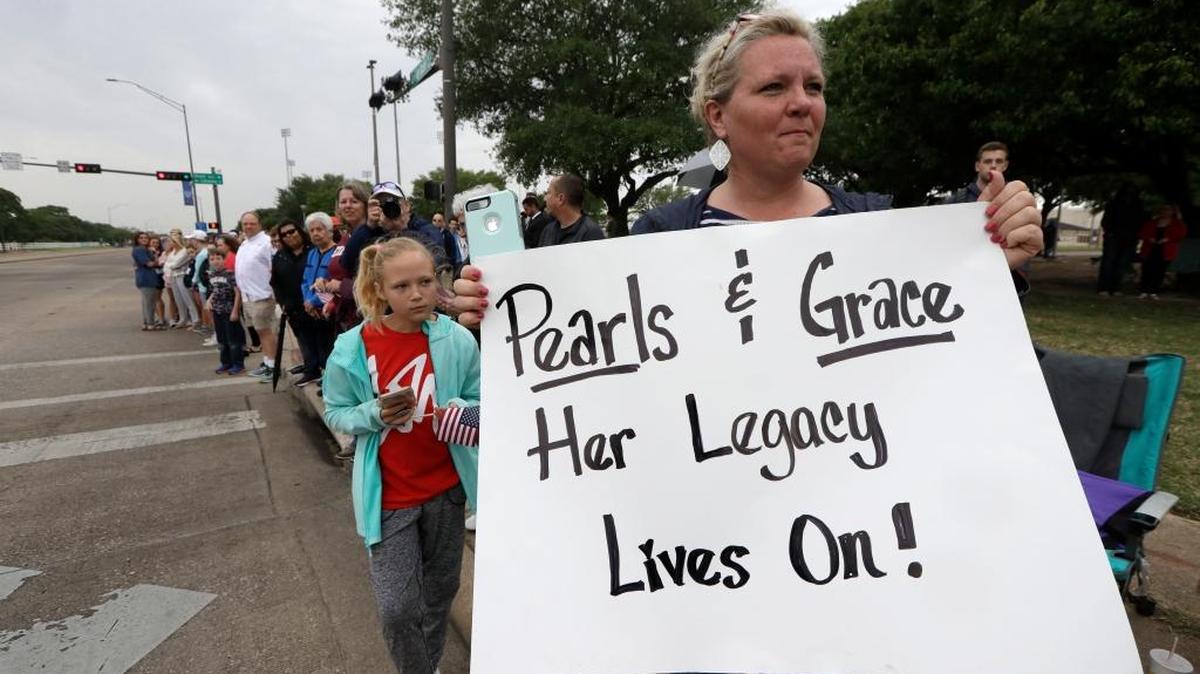 Kelly Yates holds up a sign as she waits on the route for the motorcade carrying former first lady Barbara Bush, Saturday, April 21, 2018, in College Station, Texas.
