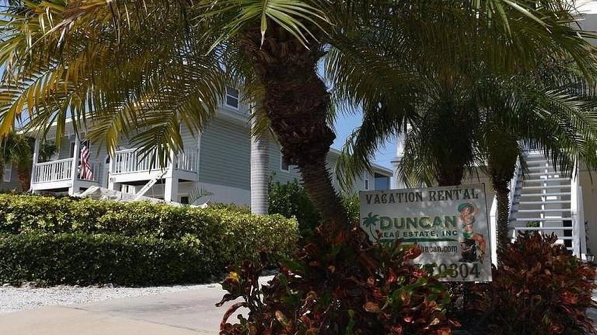 Vacation rentals dot Anna Maria Island.