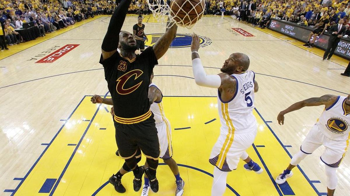 Cleveland Cavaliers forward LeBron James (23) dunks against the Golden State Warriors during the first half of Game 5 on Monday.
