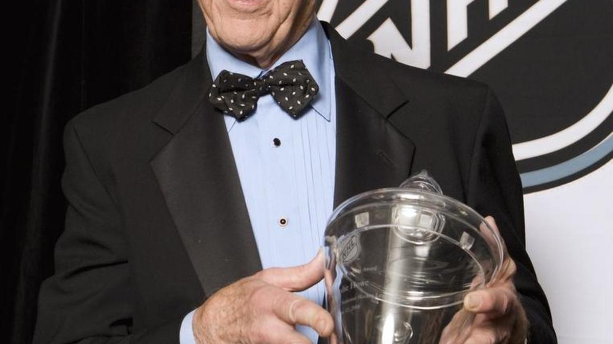 Hockey great Gordie Howe poses with his lifetime achievement award at the NHL awards ceremony in Toronto in June 2008.