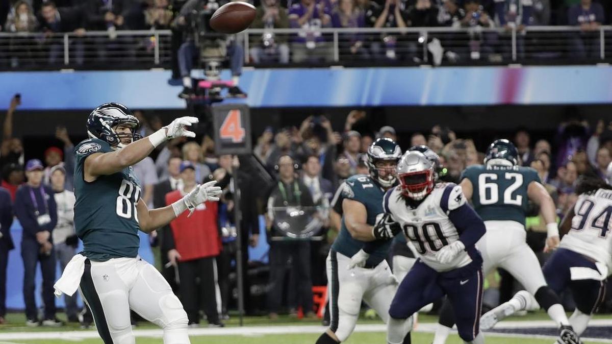 Philadelphia Eagles tight end Trey Burton throws a touchdown pass to Nick Foles late in the first half of Sunday’s Super Bowl.