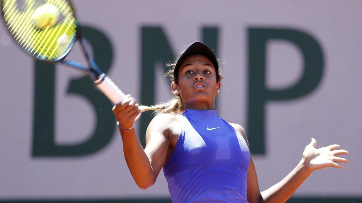 Bradenton’s Whitney Osuigwe is moving on to the quarterfinals of the Wimbledon Championships girls’ singles tournament after beating Great Britain’s Katie Swan on Wednesday.