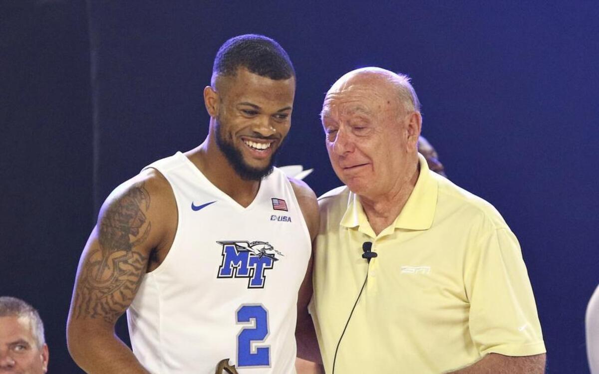 Dick Vitale takes part in an event with the Middle Tennessee State University basketball team.