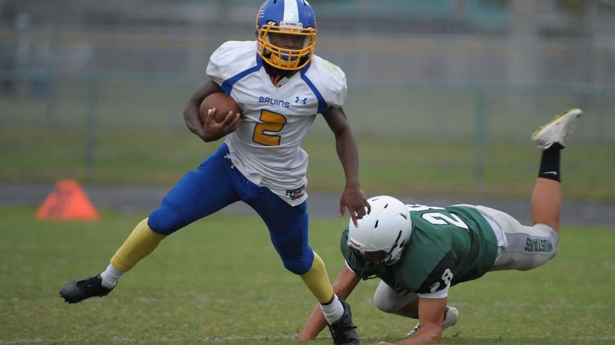 Bayshore running back running back Zy’darrian James breaks free of a tackle during Friday night’s game against Lakewood Ranch.
