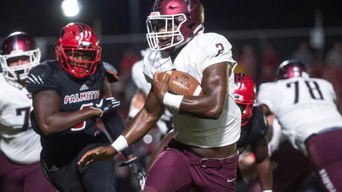 Braden River’s Deshaun Fenwick makes a run downfield during an Oct. 6 game at Palmetto.