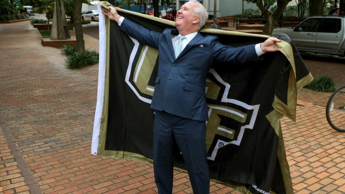 Tampa mayor Bob Buckhorn pays off War on I-4 wager