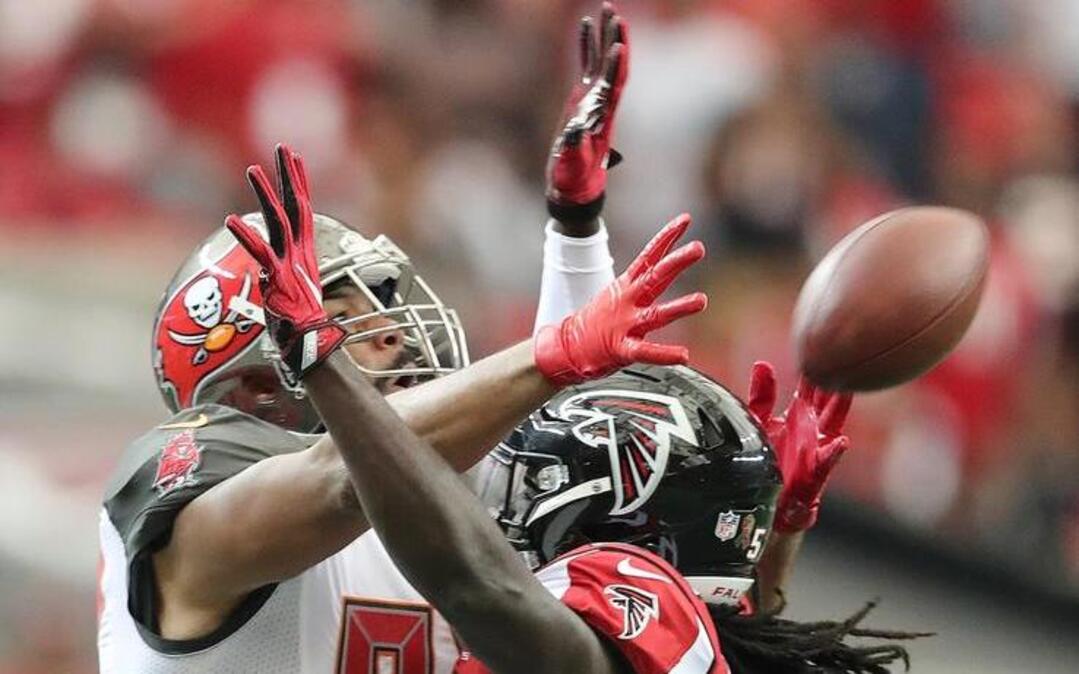 Atlanta linebacker De’Vondre Campbell, right, is called for pass interference against Tampa Bay tight end Austin Seferian-Jenkins during the first quarter Sunday in Atlanta.