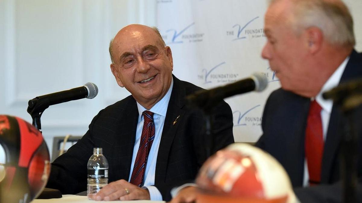 Dick Vitale, left, and former Wisconsin Badgers basketball coach Bo Ryan share a story during a press conference for last year’s annual gala at the Sarasota Ritz-Carlton resort.