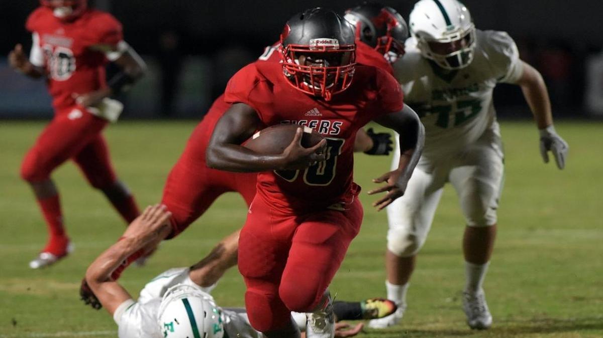 Palmetto’s Elijah Davis, shown during a 2016 game, scored two touchdowns during Friday night’s victory at Lakeland Lake Gibson.