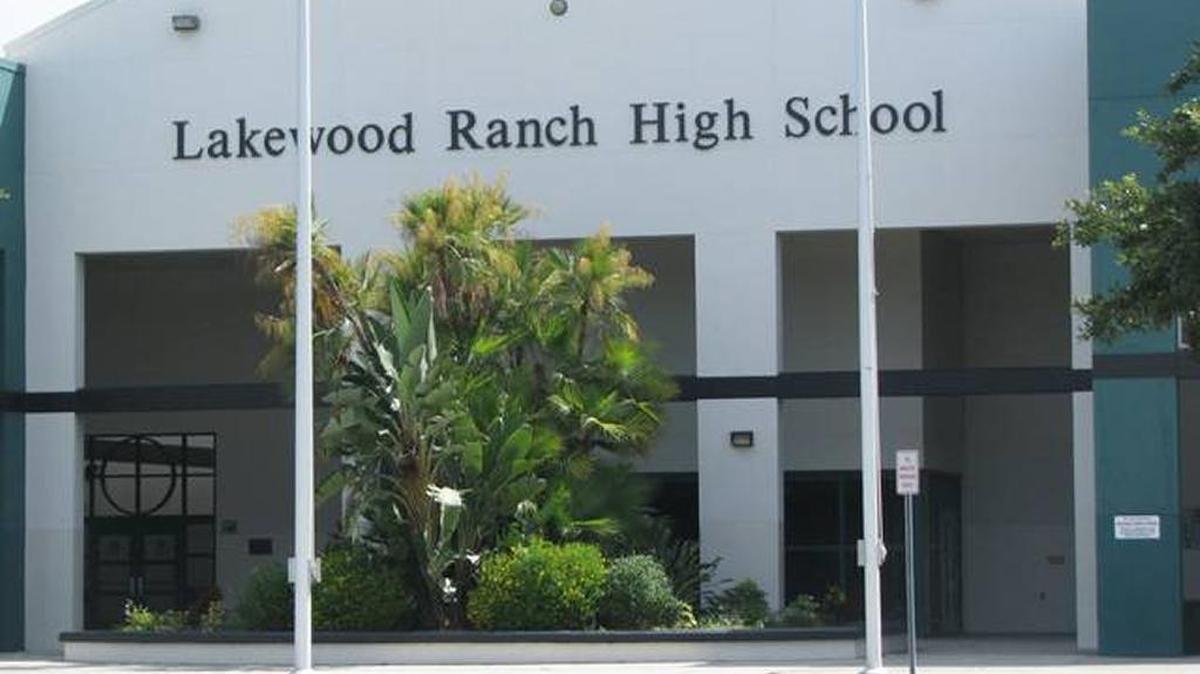 The main entrance to Lakewood Ranch High School.