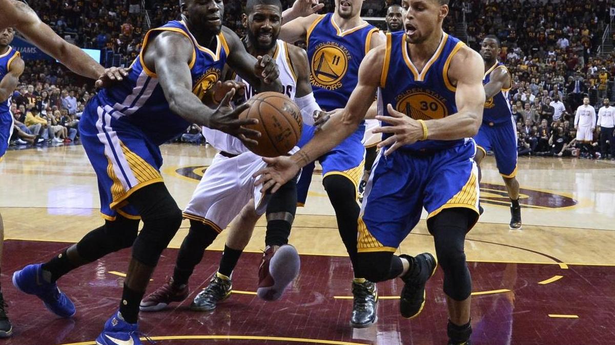 Golden State’s Draymond Green, Cleveland’s Kyrie Irving, and the Warriors’ Klay Thompson (11) and Stephen Curry. from left, pursue a loose ball during the second half of Game 4 Friday in Cleveland.