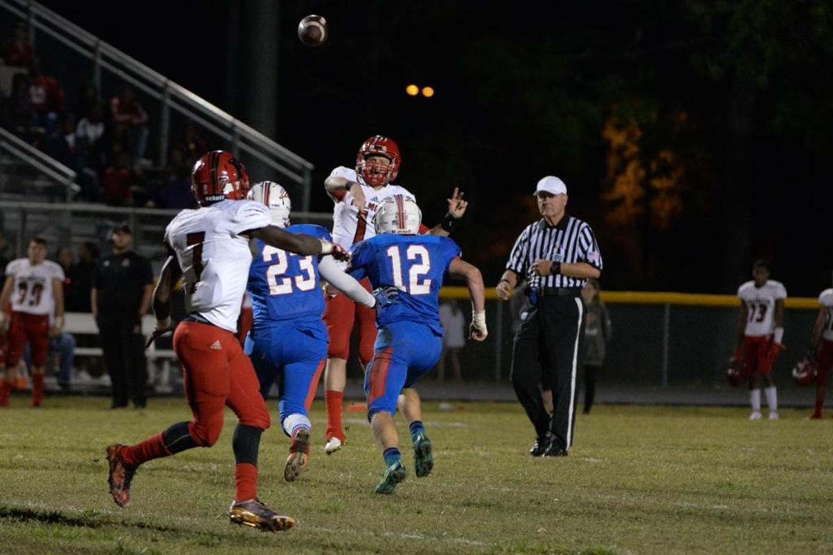 Palmetto QB Anthony Marino makes a completion to running back Johnny Jones during Friday’s Class 7A-Region 3 playoff game.