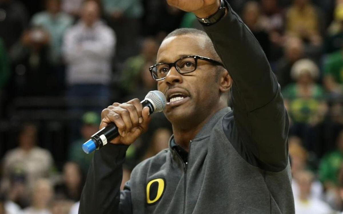 Former USF head football coach Willie Taggart acknowledges the crowd after being introduced during the Alabama-Oregon game as the new Ducks coach.