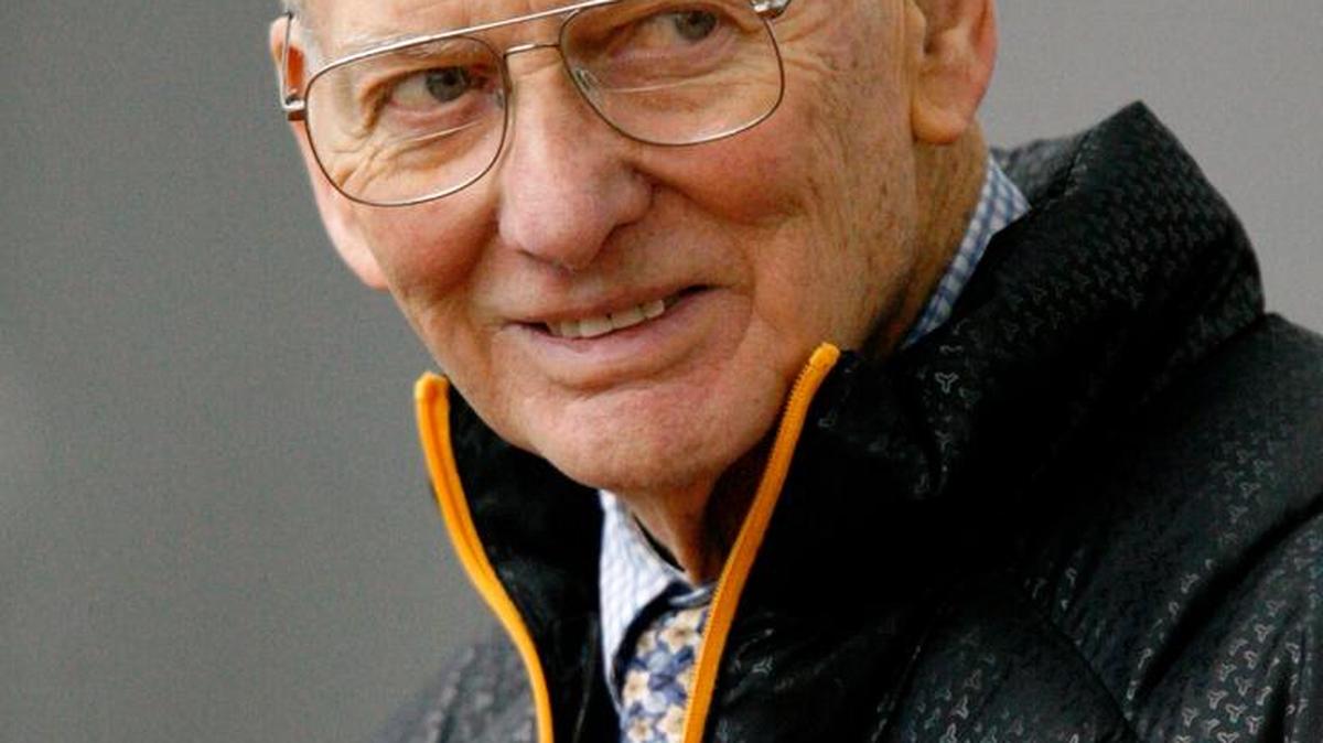 Pittsburgh Steelers owner Dan Rooney watches his team’s practice in Pittsburgh during the 2009 season. The Pittsburgh Steelers announced that Mr. Rooney died on Thursday, April 13, 2017. He was 84.